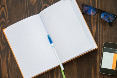 dizüstü bilgisayar, dizüstü bilgisayar, telefon, kalem katta yatıyordu