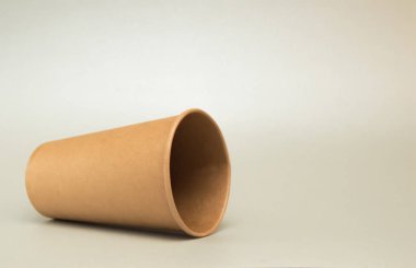 kahve için boş kağıt fincan beyaz arka plan üzerinde yan yatıyor