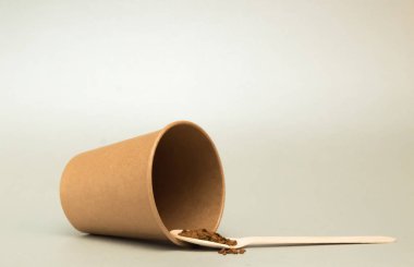 kağıt kahve fincanı boş hafif bir arka plan üzerinde yatıyor, sonraki bir woo