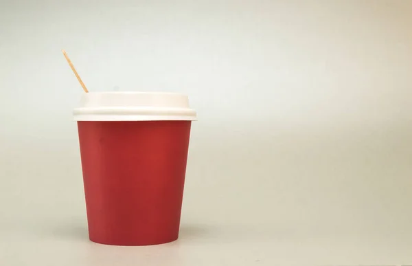 Taza de papel rojo con una tapa para los puestos de café sobre un fondo blanco —  Fotos de Stock