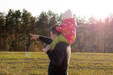 Babam çocuğa parmağıyla bir şey gösteriyor. Baba ve çocuk.