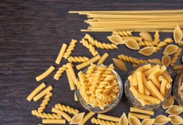 Rauwe Pasta Een Houten Tafel Het Uitzicht Vanaf Top Spaghetti — Stockfoto