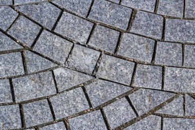 Bir Park veya kasabada eski bir tuğla yol. Arka plan için veya bir kompozisyona eklemek için kullanılabilir.