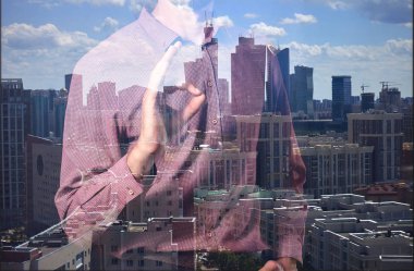 Şehrin arka planda başarılı adam işadamı.