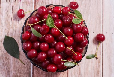 Olgun Kiraz ahşap arka plan üzerinde.