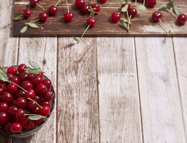 Olgun Kiraz ahşap arka plan üzerinde.