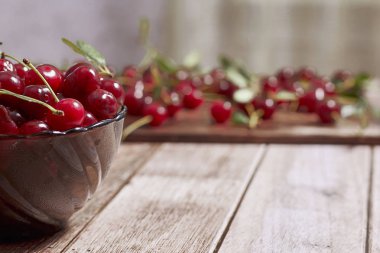 Tasarım için ahşap arka plan üzerinde olgun kiraz.