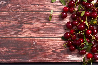 Tasarım için ahşap arka plan üzerinde olgun kiraz.