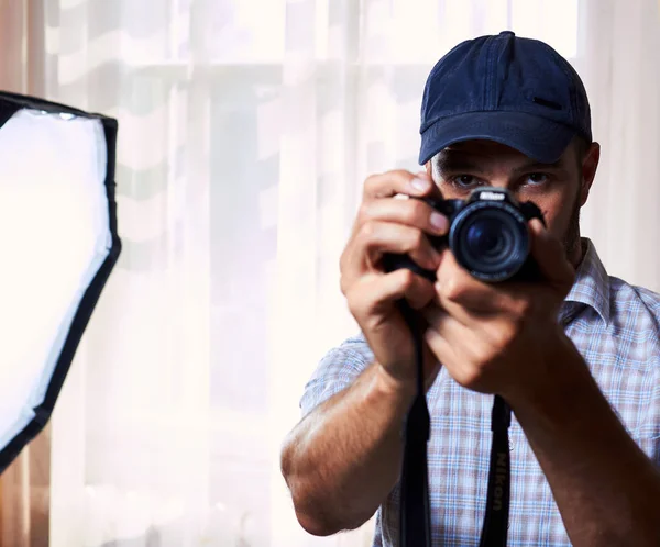 Fotógrafo Trabalhando Estúdio Olhando Para Câmera — Fotografia de Stock