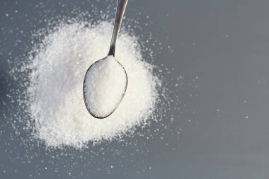 Bulanık arka plan ile bir kaşık tatlı şeker