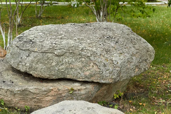 Камінь, бруківка лежить на газоні — стокове фото
