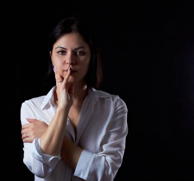 Siyah arka planda güzel bir kadın.