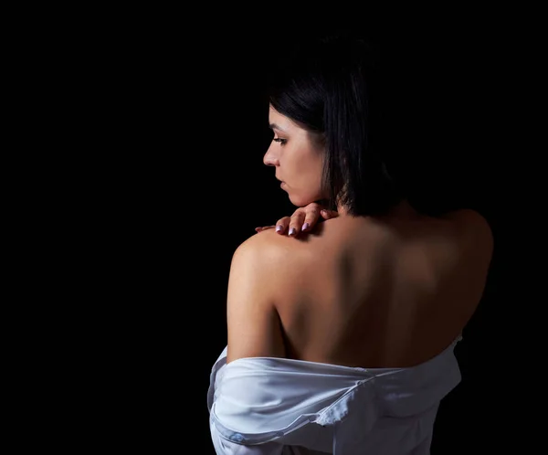 Sexy Modell im Studio auf dunklem Hintergrund — Stockfoto