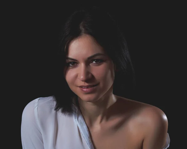 Retrato de uma mulher bonita em um fundo preto . — Fotografia de Stock