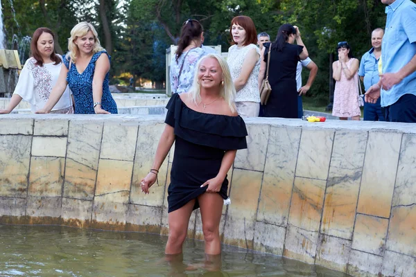 Cheerful woman climbed into the fountain — Stock Photo, Image