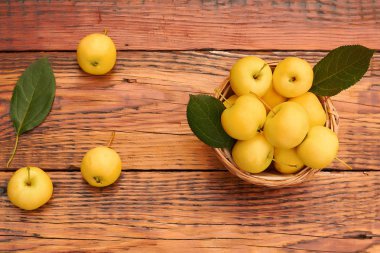 Ahşap bir arka planda olgun elmalar. Vitaminler, düzgün beslenme.