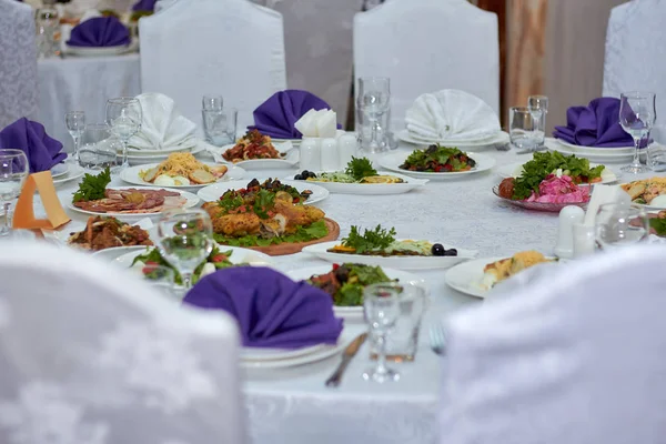 음식, 결혼식, 접시, 식당, 휴일 이 있는 맛있는 식탁. — 스톡 사진