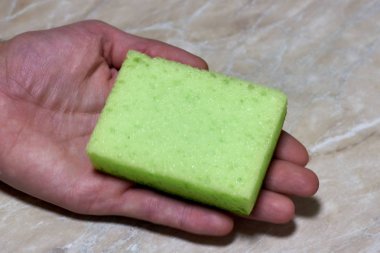 Elde bulaşık yıkamak için sünger. Mutfak, hijyen, fırınlar.