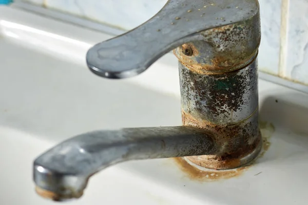 The old faucet in the toilet, limestone, scale, need repair. — Stock Photo, Image