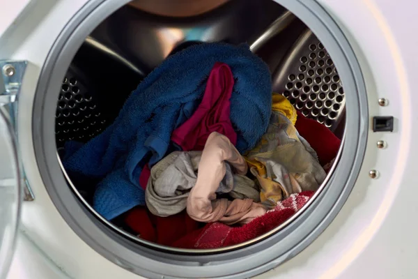 Dirty Laundry in the washing machine. Laundry, cleanliness, round door. — Stock Photo, Image