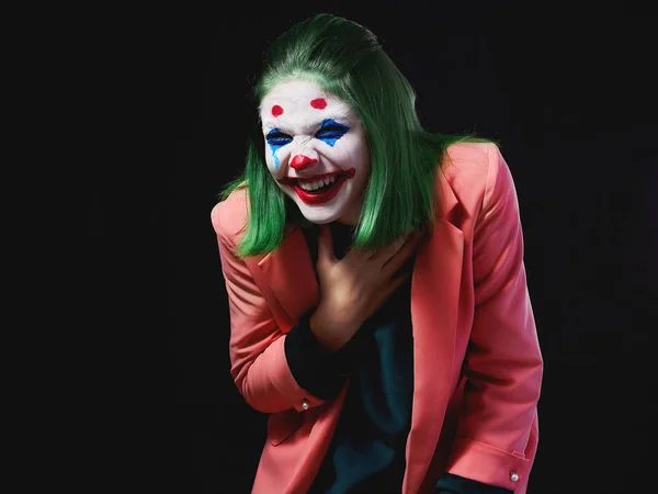 Make-up voor Halloween: een meisje naar het beeld van een man in de samenstelling van de Joker — Stockfoto