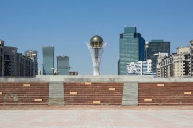 Yüksek kule Baiterek küresi mavi gökyüzünde Nursultan (Astana) şehrinin cazibesi.