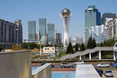 Kazakistan, Nursultan, 05.07.2019. Mavi gökyüzünde Nursultan (Astana) şehrinin güzel Baiterek kulesi.
