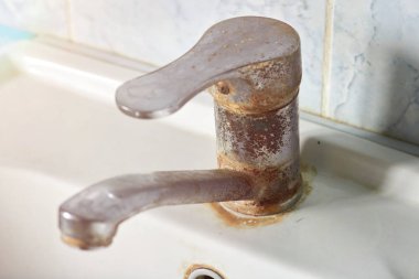 Mutfakta eski, paslı bir musluk, kireç taşı, pislik, yenisine ihtiyaç var..