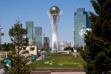 Kazakistan, Nursultan, 05.07.2019. Mavi gökyüzünde Nursultan (Astana) şehrinin güzel Baiterek kulesi.