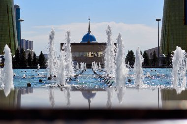 Astana (Asya) meydanında güzel bir çeşme. Su, sprey