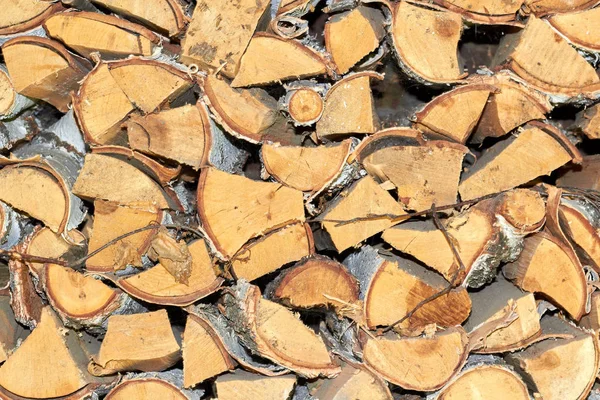Φωτογραφία από ένα ξύλο, πριονισμένο ξύλο για το τζάκι είναι σε μια αγροτική τοποθεσία και ξύλο ρομπένα. — Φωτογραφία Αρχείου