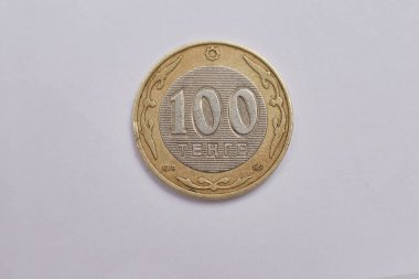 Kazak 100 tenge madeni para Kazak milli sembolleri ile