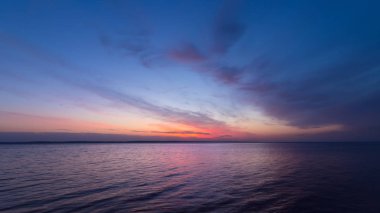 dawn güzel zaman güneş doğmadan önce / vahşi kırsal nehir şafak