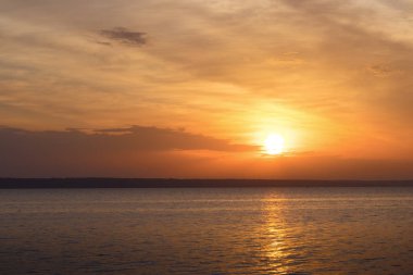 dawn güzel zaman güneş doğmadan önce / vahşi kırsal nehir şafak
