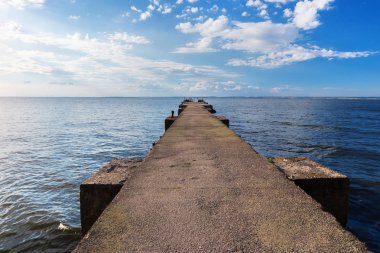 Eski terk edilmiş iskele / parlak gün yol denize peyzaj