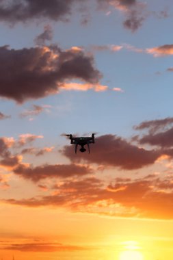 güzel bir gün batımı arka plan üzerinde uçan uçak / güzel gökyüzü dron görevini yapıyor
