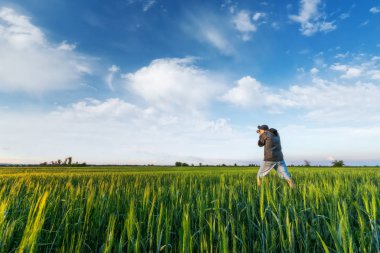 Yaz bulutu manzara / fotoğrafçı bir arsa arama