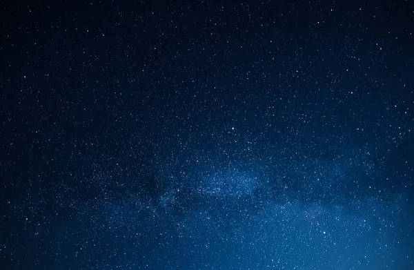 gece gökyüzünde yıldızlar / gece fotoğrafçılığı yıldızlı gökyüzü yaz kırsal Ukrayna