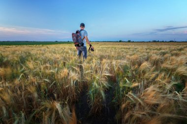 bir hikaye için arama çalışma / peyzaj adam sahada akşam ise fotoğrafçı