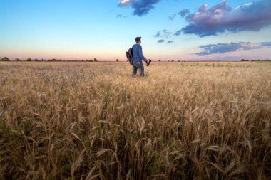 bir hikaye için arama çalışma / peyzaj adam sahada akşam ise fotoğrafçı