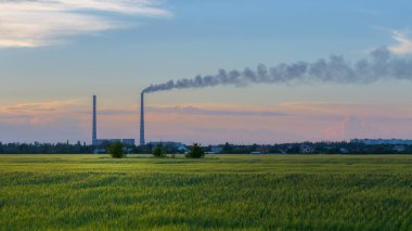 yeşil çiçek açan alan arka plan üzerinde hidroelektrik santrali / doğa tarım ilerleme arka plan üzerinde
