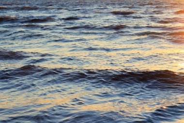 su ripples güneş ışığı / parlak yansıma yaz manzara