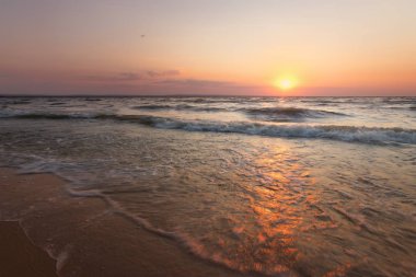 # Suda gün doğumu # # Yazın erken saatlerinde parlak gökyüzü kumsalı #