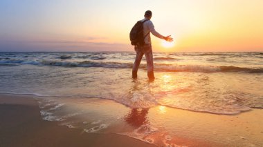 Şafakta bir adam silüeti / beach vahşi şafak
