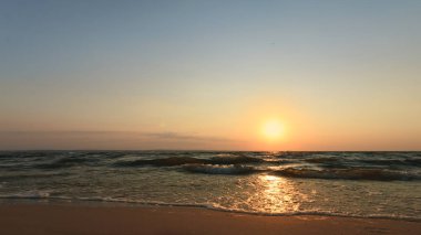 # Suda gün doğumu # # Yazın erken saatlerinde parlak gökyüzü kumsalı #