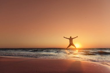 Şafakta bir adam silüeti / beach vahşi şafak