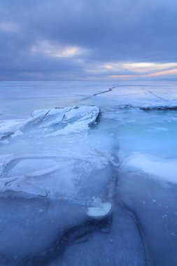 Kış dawn orta / parlak güneş ufuk yükselir