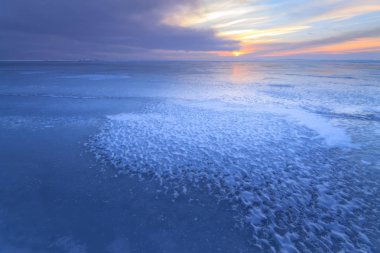 Kış dawn orta / parlak güneş ufuk yükselir