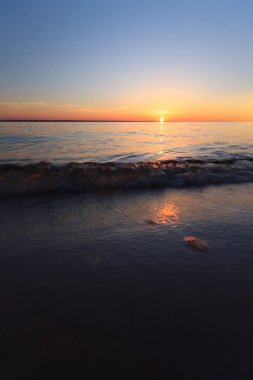 # Suda gün doğumu # # Yazın erken saatlerinde parlak gökyüzü kumsalı #