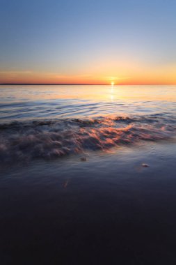 # Suda gün doğumu # # Yazın erken saatlerinde parlak gökyüzü kumsalı #